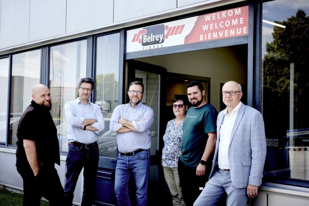 equipe devant batiment belrey